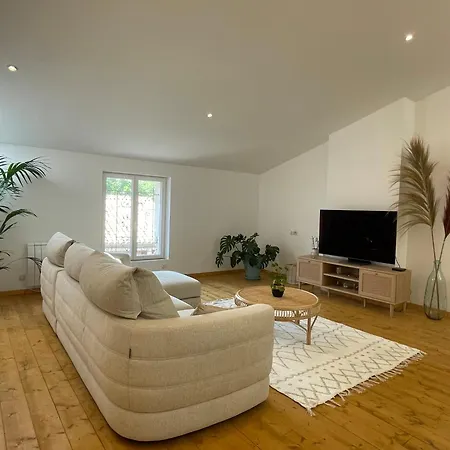 Standing Proche Apartment